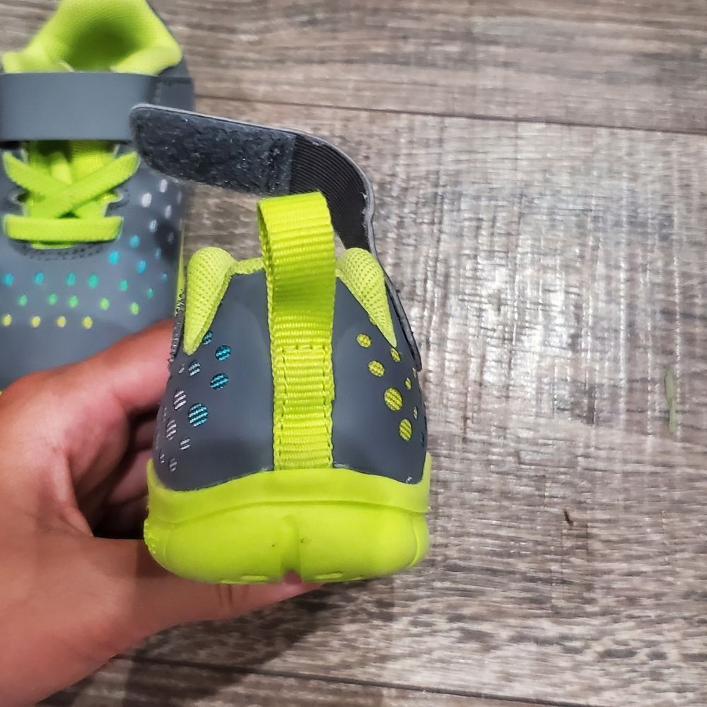 Baby Boys Nike Sneakers Size 4 Gray and Lime Kids Sneakers - Picture 4 of 6